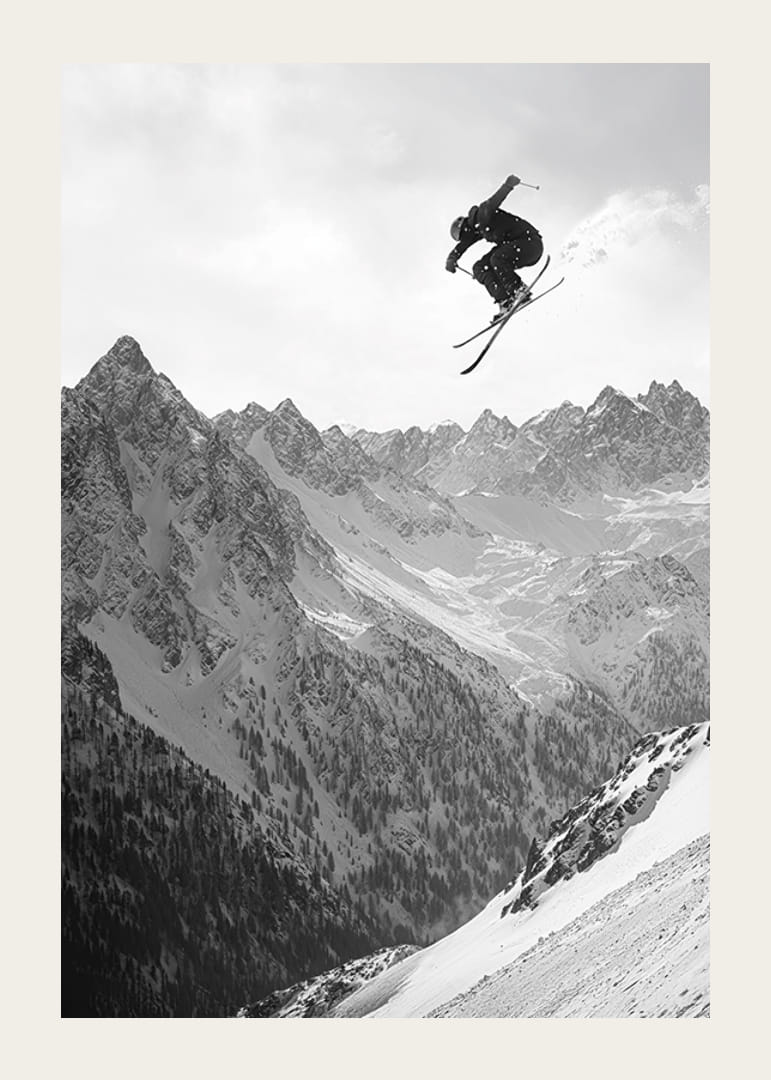 Poster in cui uno sciatore scende dalla montagna-12