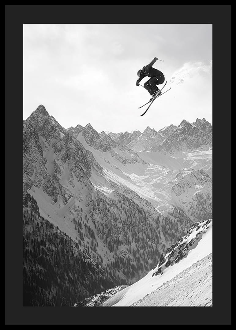 Poster in cui uno sciatore scende dalla montagna-12