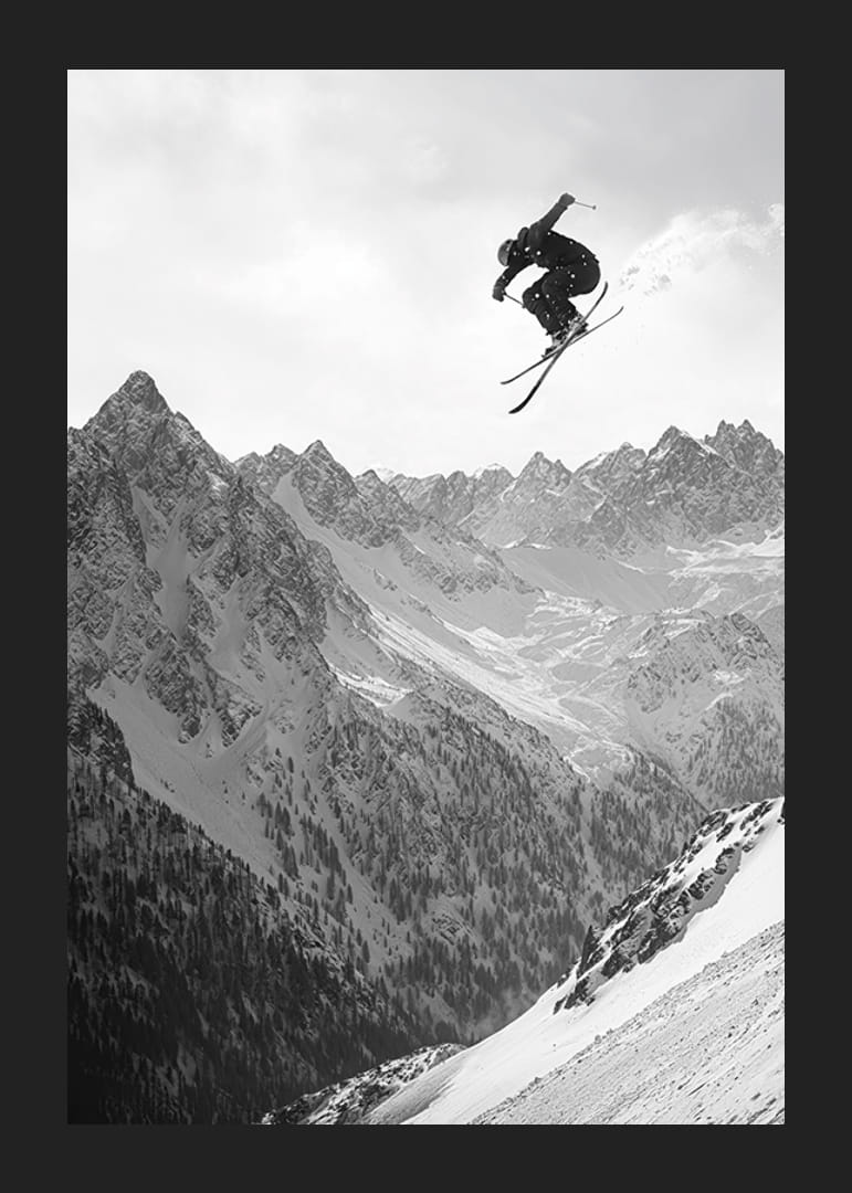 Poster in cui uno sciatore scende dalla montagna-12