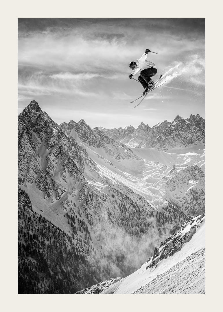 Poster där en skidåkare åker utför berget-12