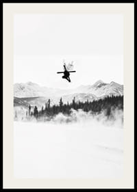 Poster cu un schior în Alpi care sărind între vârfurile copacilor-2