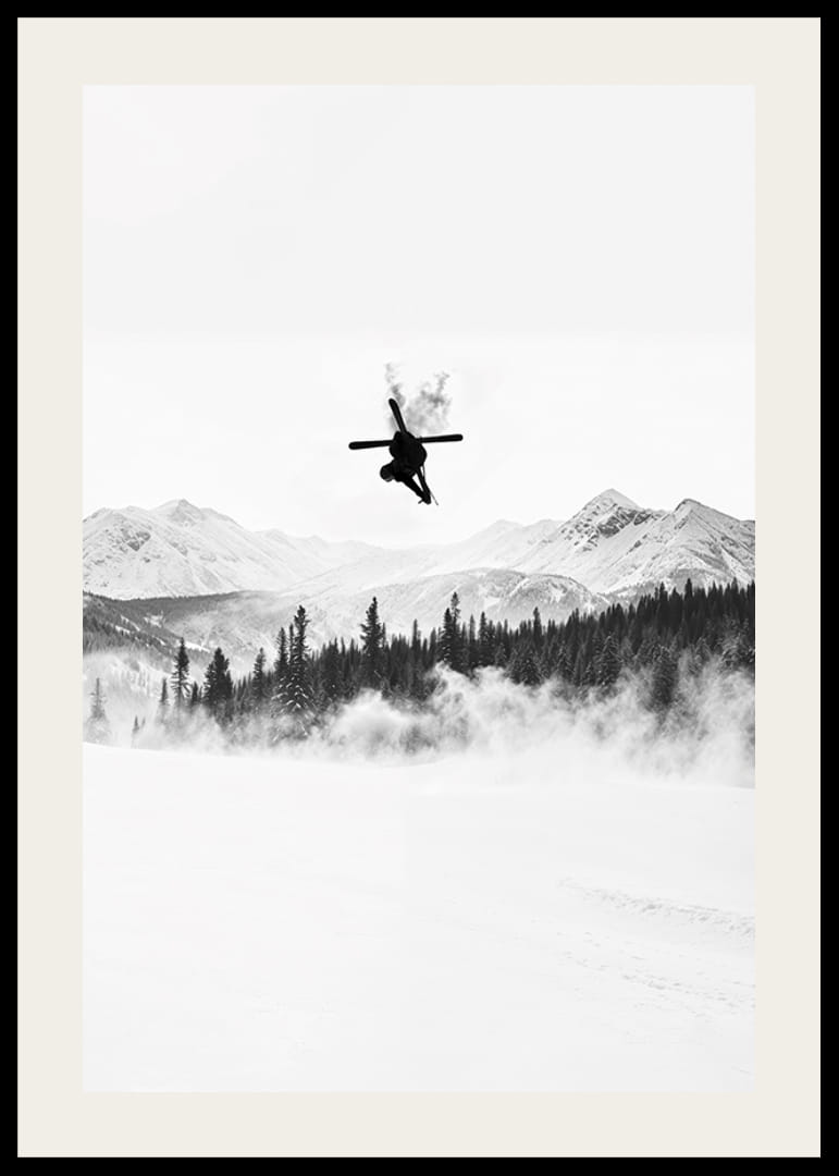 Poster cu un schior în Alpi care sărind între vârfurile copacilor-12