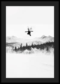 Poster cu un schior în Alpi care sărind între vârfurile copacilor-4