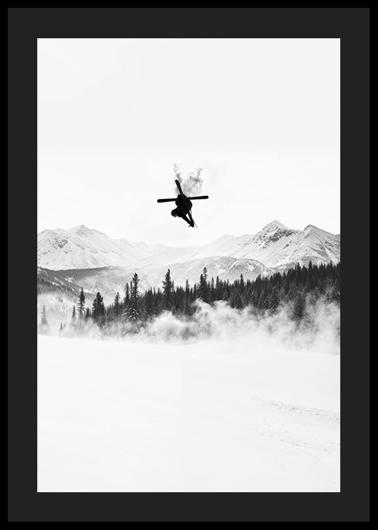 Poster cu un schior în Alpi care sărind între vârfurile copacilor-12