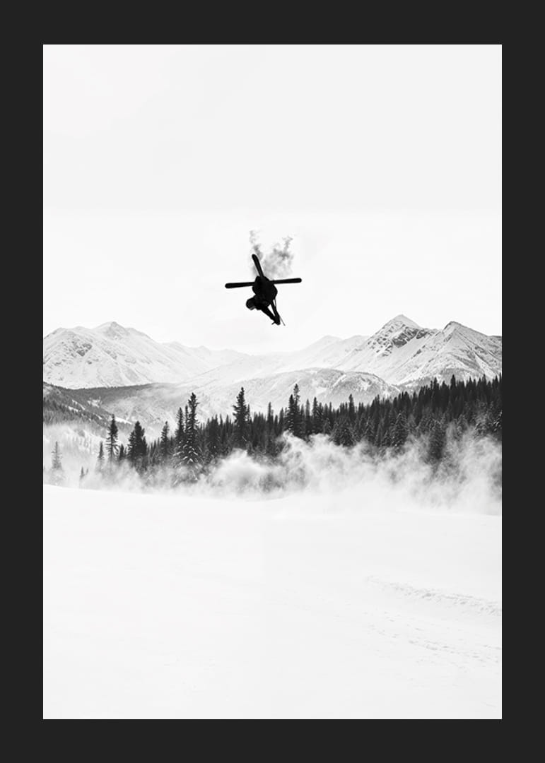 Poster cu un schior în Alpi care sărind între vârfurile copacilor-12