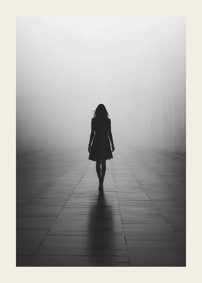 Hozzászólások, ahol egy nő egyedül sétál a csendben-12