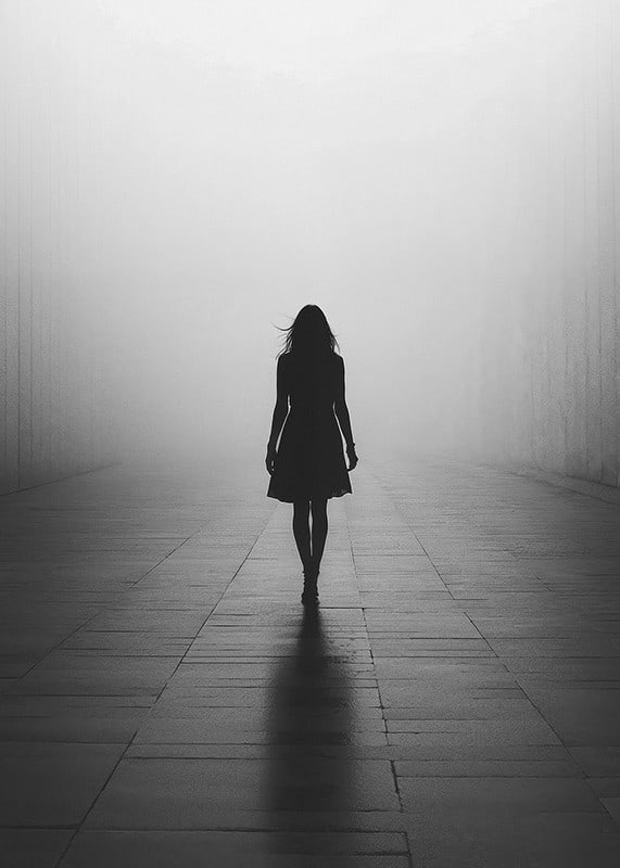 Posts where a woman walks alone in the silence-12