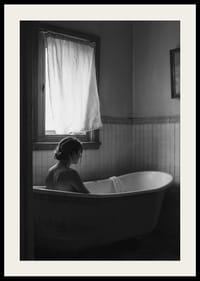 Um cartaz com uma mulher sentada na banheira e a pensar-2