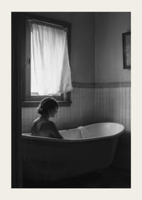 Um cartaz com uma mulher sentada na banheira e a pensar-3