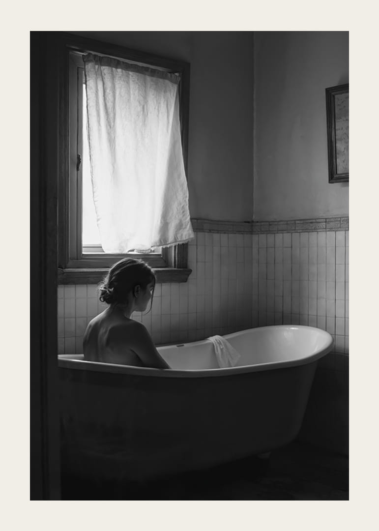 Um cartaz com uma mulher sentada na banheira e a pensar-12