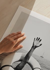 Poster med en människa som sträcker sig efter hjälp från sin livboj-9