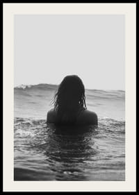 Plakát a tenger hullámaiban fürdőző nő motívumával-2