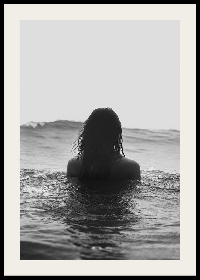 Plakát a tenger hullámaiban fürdőző nő motívumával-12