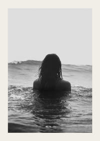 Plakát a tenger hullámaiban fürdőző nő motívumával-3