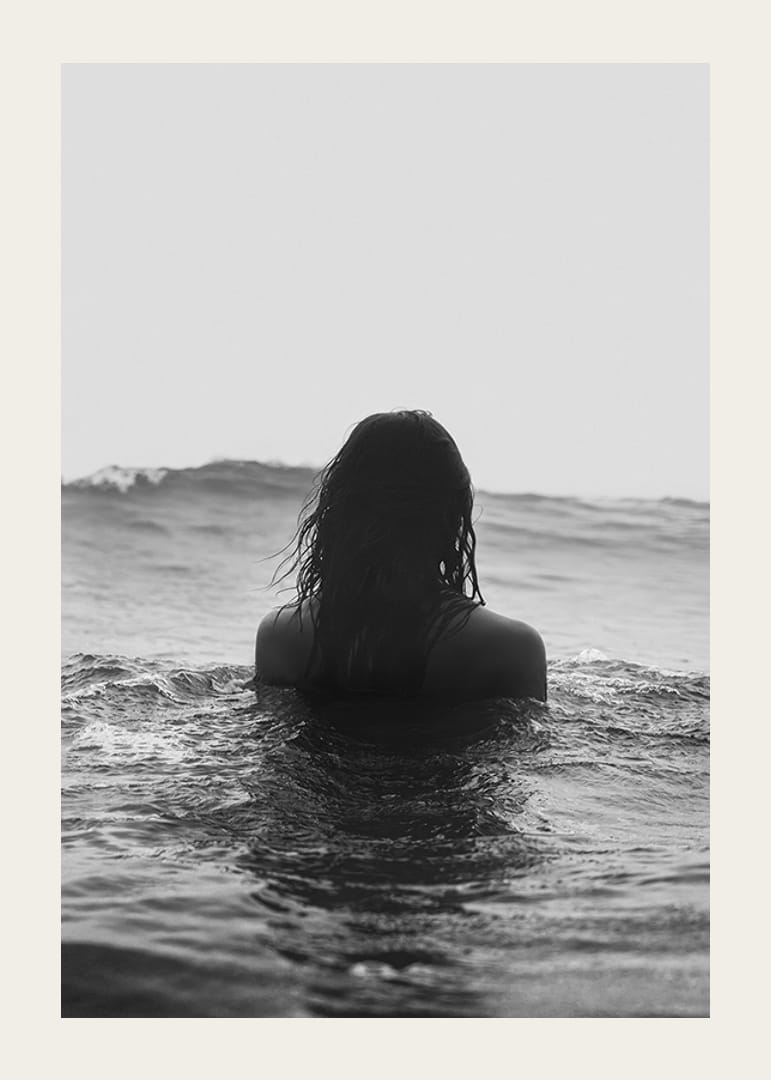 Plakát a tenger hullámaiban fürdőző nő motívumával-12