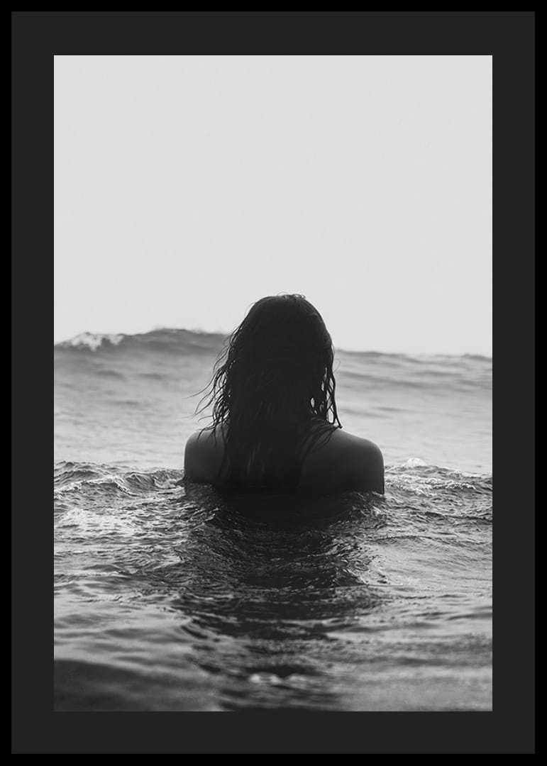 Plakát a tenger hullámaiban fürdőző nő motívumával-12