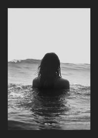 Plakát a tenger hullámaiban fürdőző nő motívumával-5