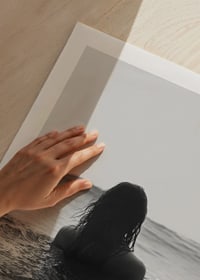 Poster med motiv av en kvinna som badar i havets vågor-9