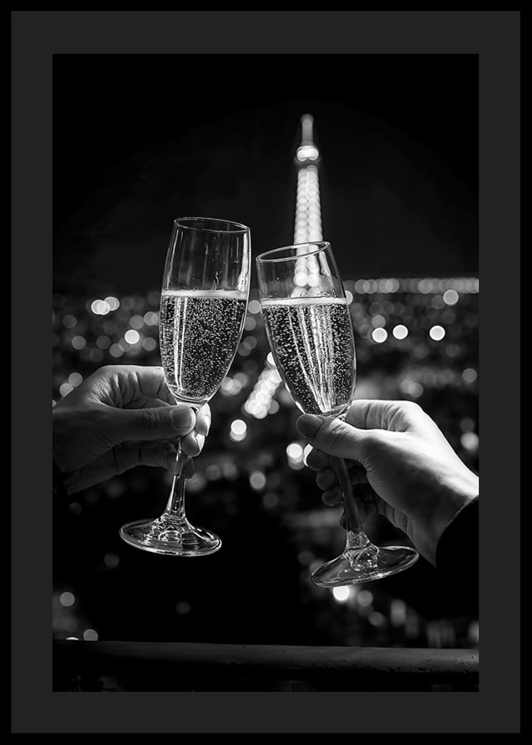 Poster som fångar en midnatts skål framför Eiffeltornet i Paris-12