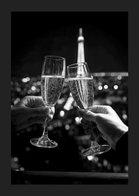 Poster, das einen Mitternachts-Toast vor dem Eiffelturm in Paris zeigt-1