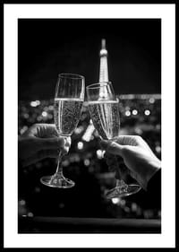 Poster som fångar en midnatts skål framför Eiffeltornet i Paris-2