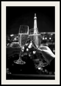 Poster som fångar en midnatts skål framför Eiffeltornet i Paris-4