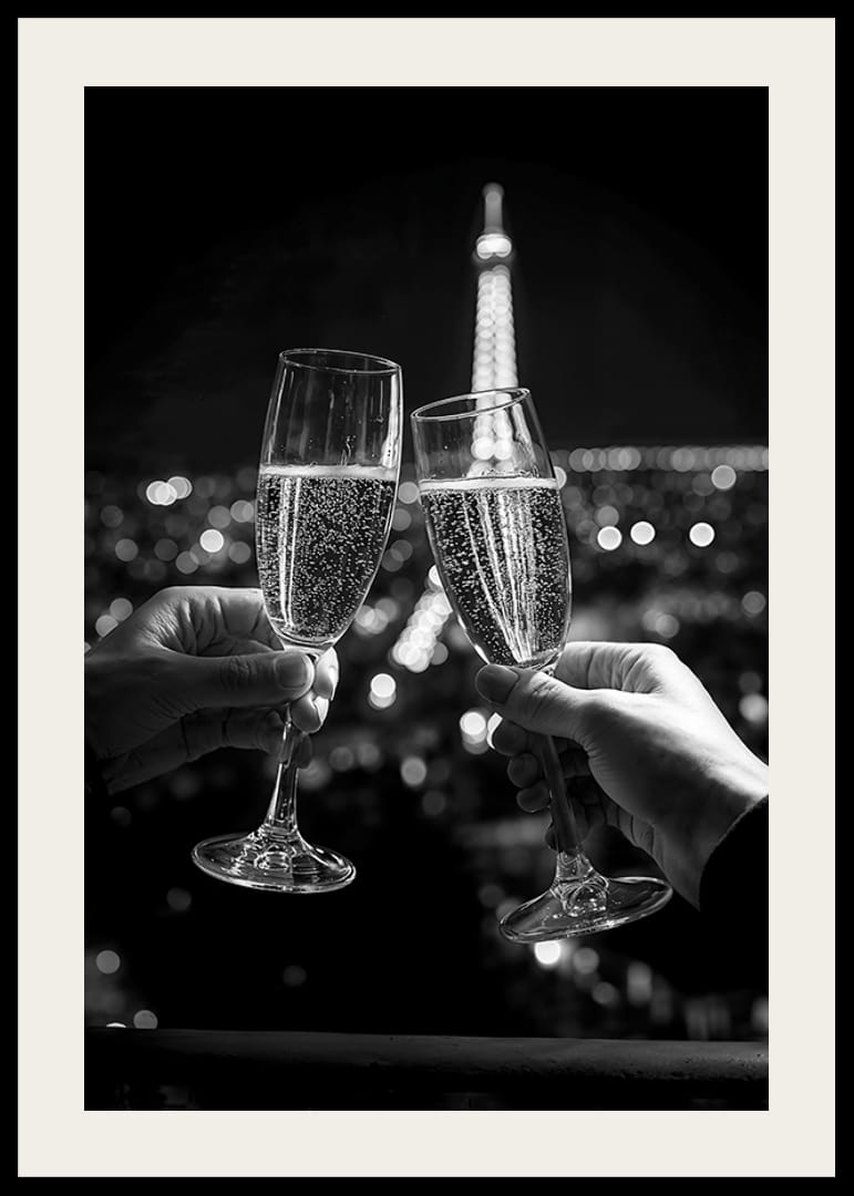 Poster som fångar en midnatts skål framför Eiffeltornet i Paris-12