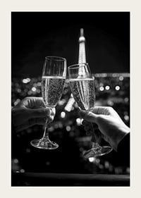 Poster, das einen Mitternachts-Toast vor dem Eiffelturm in Paris zeigt-5