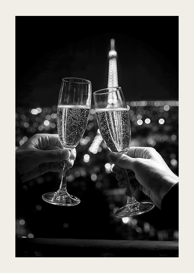 Poster, das einen Mitternachts-Toast vor dem Eiffelturm in Paris zeigt-12