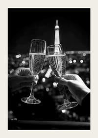Poster som fångar en midnatts skål framför Eiffeltornet i Paris-5