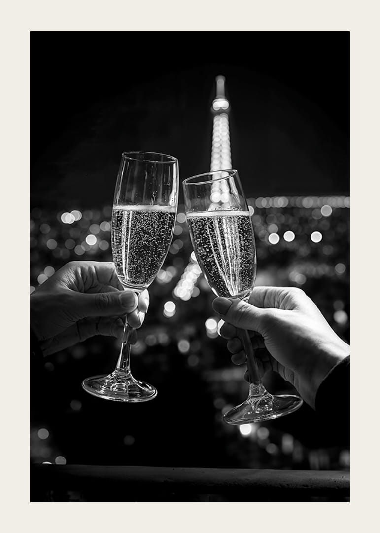 Poster som fångar en midnatts skål framför Eiffeltornet i Paris-12