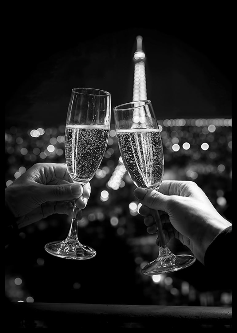 Poster, das einen Mitternachts-Toast vor dem Eiffelturm in Paris zeigt-12