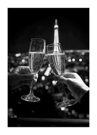 Afiș care surprinde un toast la miezul nopții în fața Turnului Eiffel din Paris-1