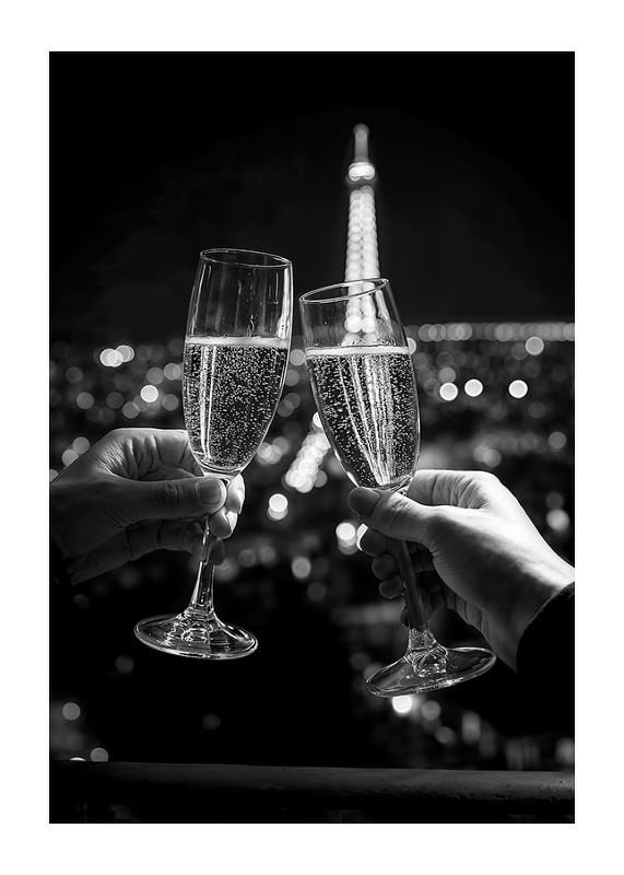 Afiș care surprinde un toast la miezul nopții în fața Turnului Eiffel din Paris-12