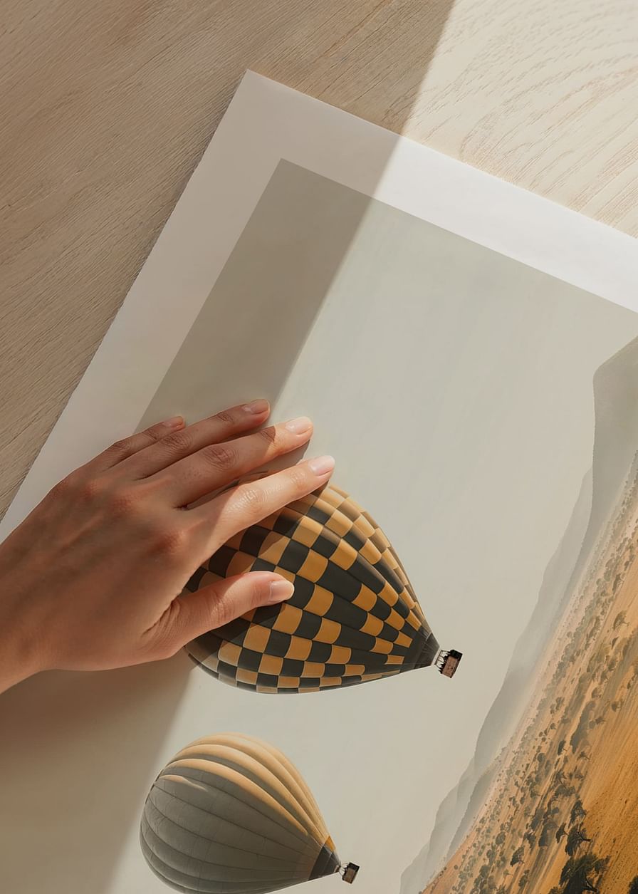 Poster cu baloane cu aer cald plutind deasupra unei savane frumoase-12