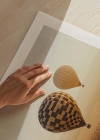 Plagát s teplovzdušnými balónmi plávajúcimi nad krásnou púšťou-5