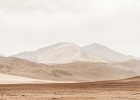 Affiche avec une belle image naturelle d'un paysage désertique avec des montagnes-3