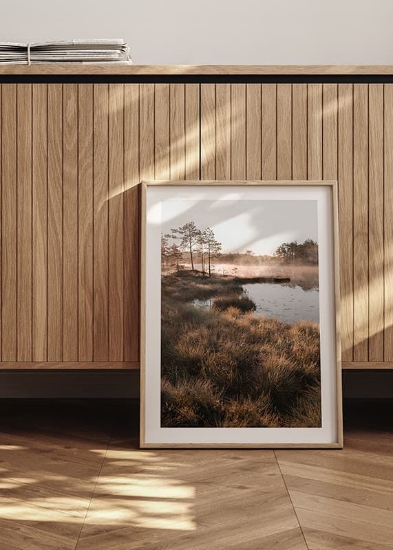 Poster med en vacker naturbild över en dimmig våtmark-12