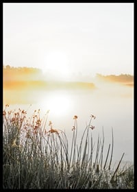 Poster med vacker naturbild över en dimmig sjö i soluppgång-6
