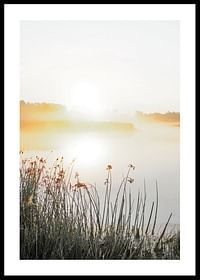 Afiș cu vedere frumoasă la natură peste un lac cețos la răsărit-0