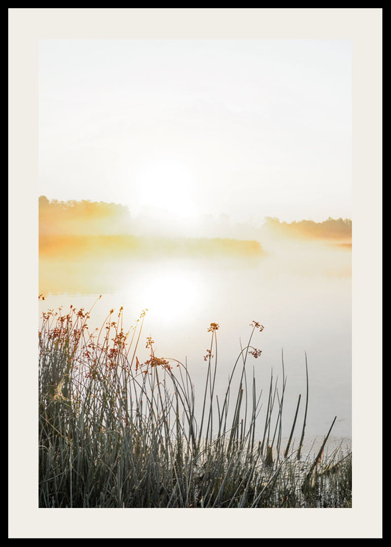 Poster med vacker naturbild över en dimmig sjö i soluppgång-12