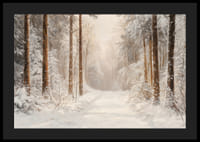 Plakatas, kuriame vaizduojamas apsnigtas miško takas, apsuptas apšalusių medžių -4