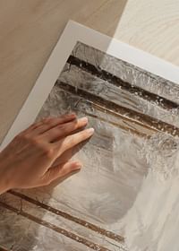 Juliste, jossa näkyy lumen peittämä metsäpolku huurteisten puiden ympäröimänä -5