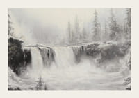 Un poster cu o cascadă înghețată înconjurată de copaci acoperiți de zăpadă și ceață-3