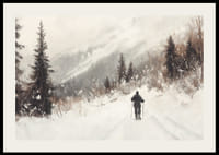 Plagát lyžiara na zasneženej ceste, obklopenej mrazivými stromami a hmlovými horami-2