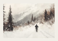 Plagát lyžiara na zasneženej ceste, obklopenej mrazivými stromami a hmlovými horami-3