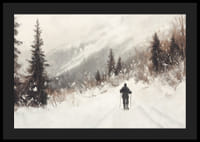 Plagát lyžiara na zasneženej ceste, obklopenej mrazivými stromami a hmlovými horami-4