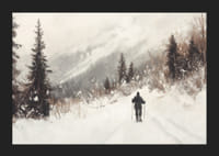 Plagát lyžiara na zasneženej ceste, obklopenej mrazivými stromami a hmlovými horami-5