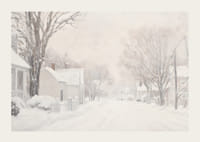 Plagát, ktorý zachytáva tichú zasneženú ulicu obklopenú mrazivými stromami a domami-3