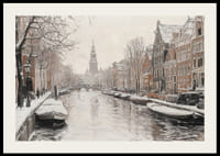 En plakat som viser en snødekt kanal med historiske bygninger og båter-2